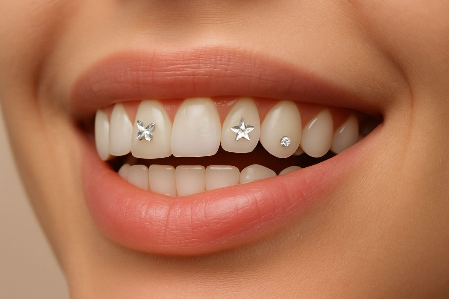 Tendances strass dentaires 2025 : motifs papillon, étoile, cœur & formes modernes
