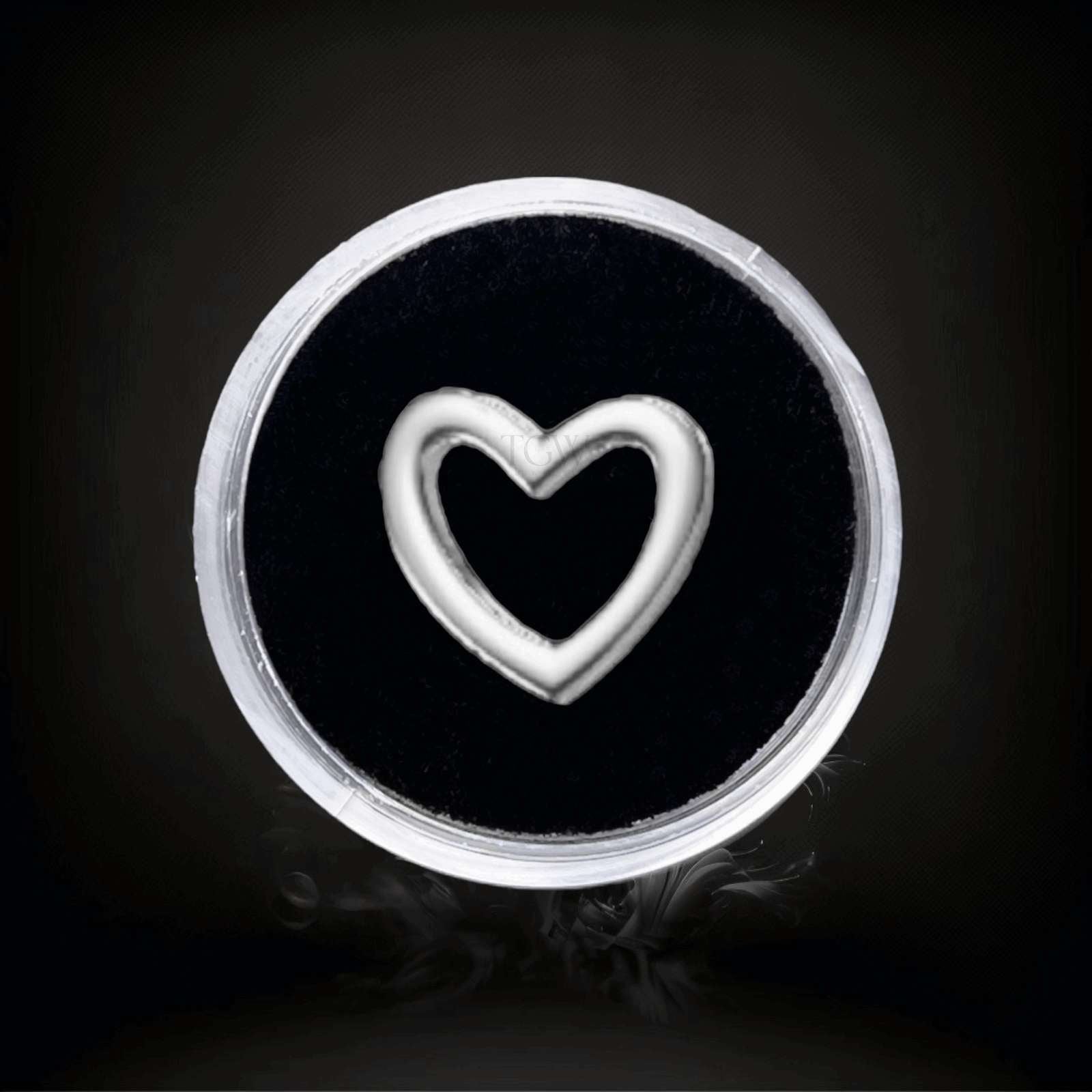 Design : Coeur en contour  Couleur :   Or blanc   Matériel : Or 18 carats   Dimensions : 4.6x5mm  Épaisseur ：0.5mm