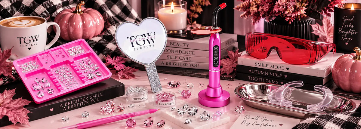 Mise en scène automnale de bijoux dentaires avec strass, miroir cœur, lampe LED et accessoires roses.