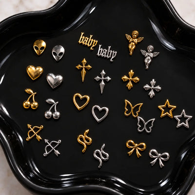 Bijoux dentaires dorés de formes variées.