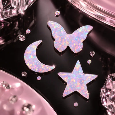 Assortiment de bijoux dentaires en opale de formes variées.