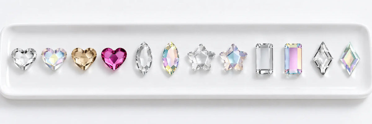 Assortiment de bijoux dentaires de formes et couleurs variées.
