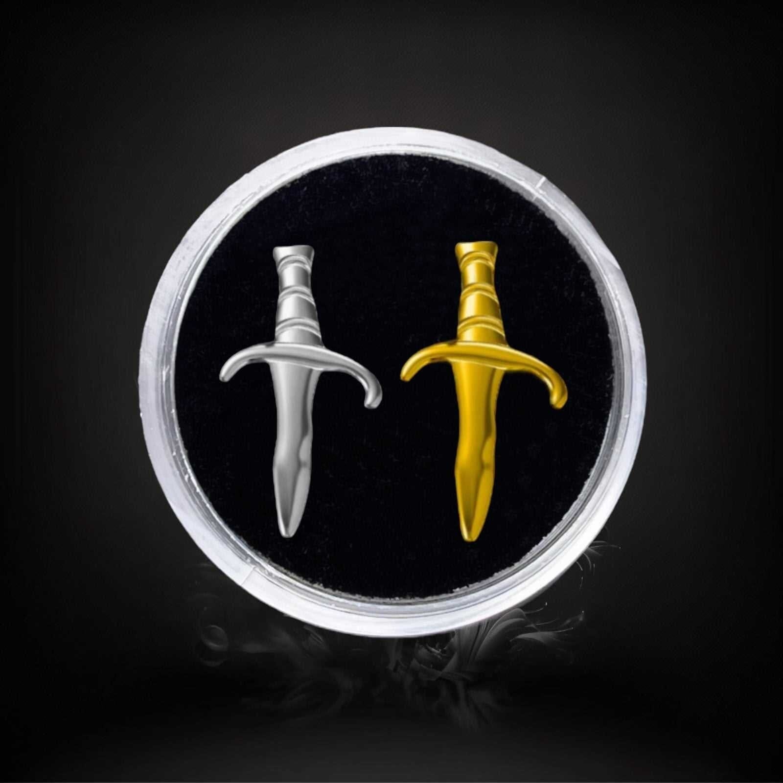 Design : Dague  Couleur :   Or blanc  Or jaune Matériel : Or 18 carats   Dimensions : 5.5mm  Épaisseur ：0.6mm