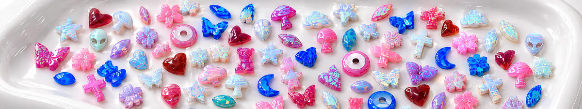 Assortiment de bijoux dentaires en opale de formes et couleurs variées.