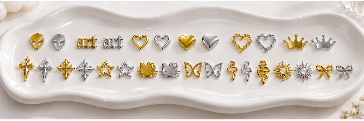 Assortiment de bijoux dentaires dorés de formes variées.