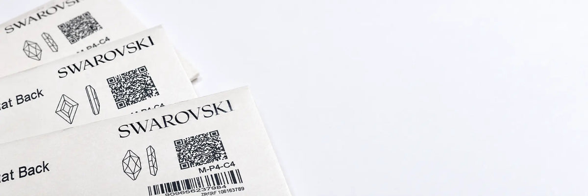 Assortiment de bijoux dentaires Swarovski de formes variées.