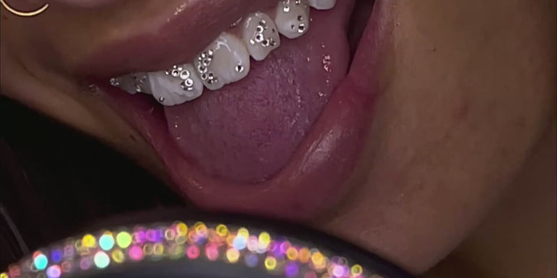 Gros plan vidéo d’un sourire portant des bijoux dentaires en strass.